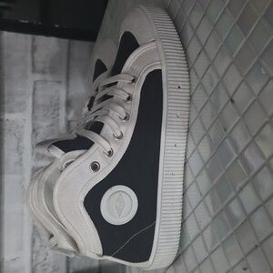 Sanjo K100 // Black & White 9.5US 40EU